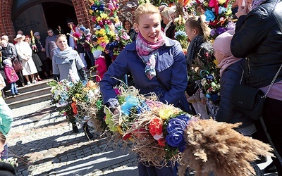 Po trzech latach przerwy najokazalsze palmy w regionie dumnie powrócą na tolkmickie ulice.