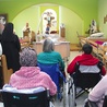 ▲	Pensjonariusze, rodziny, personel i goście wzięli udział w Mszy św. w placówce w Darłowie.