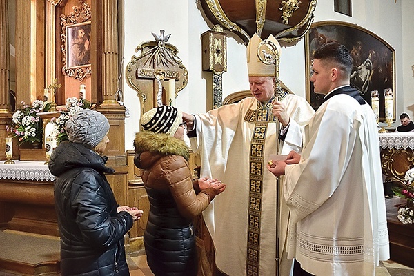 Podczas liturgii udzielony został sakrament namaszczenia chorych.