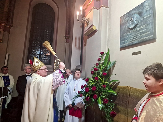 ▲	Po zakończeniu jubileuszowej Mszy św. bp Janusz Mastalski poświęcił umieszczoną na kościelnym chórze tablicę, upamiętniającą Jana Rybarskiego, który przez 60 lat był organistą w kościele parafialnym, zaś przez pół wieku dyrygował działającym przy parafii Chórem Mariańskim.