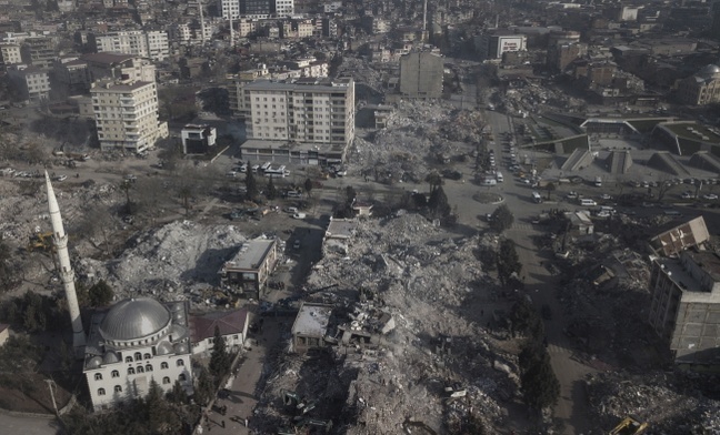 Turcja. Osiem dni po trzęsieniu ziemi spod gruzów nadal wydobywani są żywi ludzie
