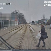 Po potrąceniu kobiety przez tramwaj policja z Chorzowa apeluje do pieszych o rozwagę