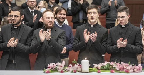 Nie odwracajcie się plecami do świata