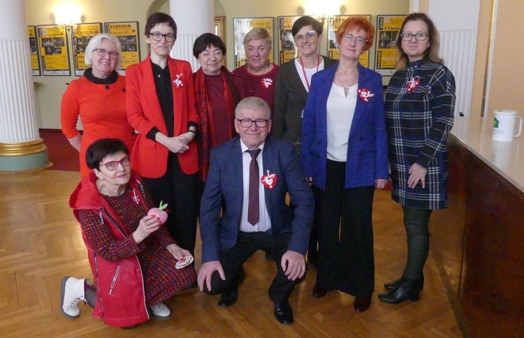 Wolontariusze Hospicjum im. Łukasza Ewangelisty w teatrze podczas 25. Koncertu Walentynkowego w Cieszynie.