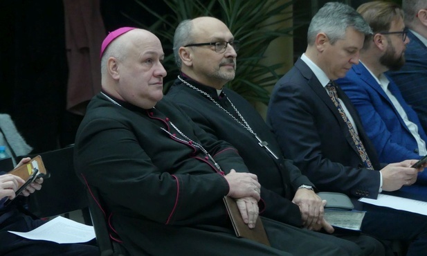 Uczestnicy 15. Maratonu Biblijnego w atrium parafii św. Jana Chrzciciela w Komorowicach.