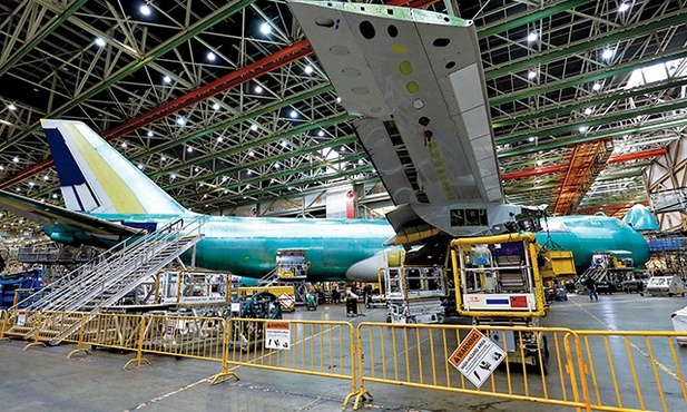 Ostatni 747 w fabryce. Zielona farba zabezpiecza aluminium przed korozją. Na nią nanosi się najczęściej  białe malowanie