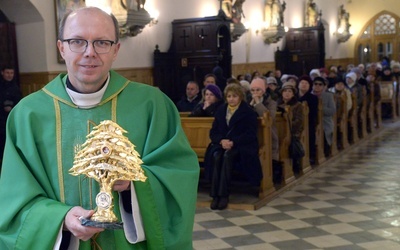 Ks. Jacek Wieczorek z relikwiami św. Szarbela. Relikwiarz został wykonany w kształcie drzewa cedrowego, z herbu Libanu.