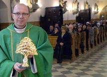 Ks. Jacek Wieczorek z relikwiami św. Szarbela. Relikwiarz został wykonany w kształcie drzewa cedrowego, z herbu Libanu.