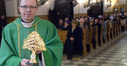 Ks. Jacek Wieczorek z relikwiami św. Szarbela. Relikwiarz został wykonany w kształcie drzewa cedrowego, z herbu Libanu.