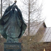 Pomnik św. Jana Pawła II przed Wyższym Seminarium Duchownym w Radomiu.