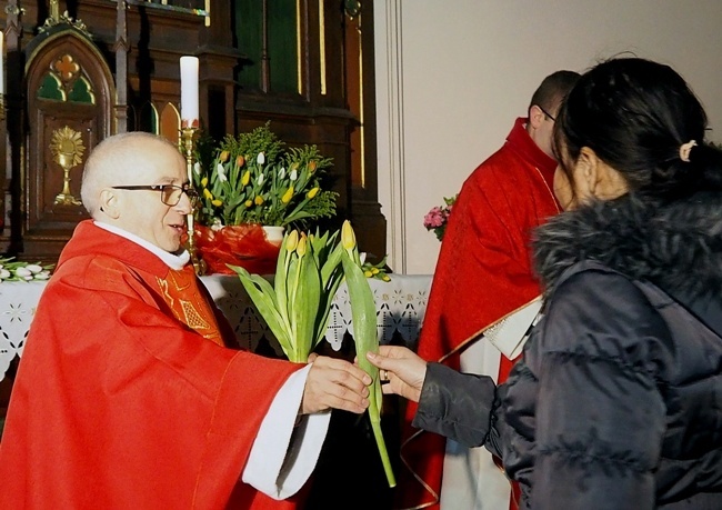 Uczestnikom modlitewnego spotkania wręczano kwiaty. Legendy opisują, że narzeczeni odwiedzali Walentego, który wręczał im kwiaty ze swojego ogrodu, mające zapewnić szczęście w małżeństwie.