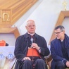 W spotkaniu towarzyszył kardynałowi jego sekretarz ks. Sławomir Śledziewski, który tłumaczył jego wypowiedzi.