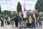 	Grupa Dzieci Serc przed kościołem w Łękawicy w 30. rocznicę śmierci patrona.