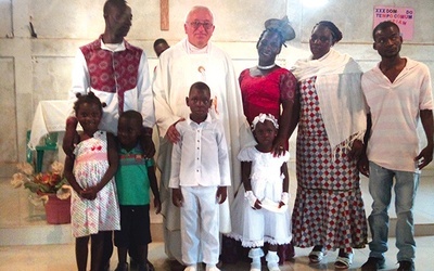 	Ojciec Edward wraz ze swoimi parafianami w Angoli.