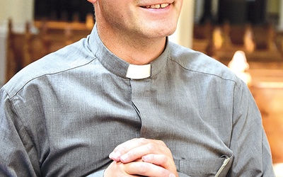 Kapłan znany jest z uśmiechu i umiejętności obdarowywania innych dobrym słowem  (zdjęcie z 2020 r.).