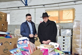 	Abp Tadeusz Wojda i ks. Janusz Steć w czasie odprawy kolejnego transportu darów. 