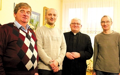 Panowie (od lewej): Wiesław, Krzysztof, ks. Stanisław i Dariusz opowiadają, jak owocna jest codzienna modlitwa różańcowa.