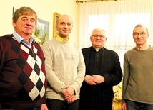 Panowie (od lewej): Wiesław, Krzysztof, ks. Stanisław i Dariusz opowiadają, jak owocna jest codzienna modlitwa różańcowa.