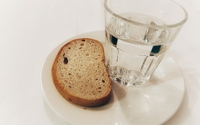 ▲	Nie chodzi o zastąpienie mięsa łososiem, ale umartwienie, prawdziwe wyrzeczenie, które będzie choć trochę nas kosztować.