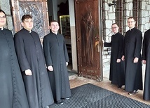 Opuszczają seminarium i zamieszkają w parafiach (od lewej): Bartosz Janik – św. Brata Alberta, Radom, Tomasz Walasik – Szydłowiec, Patryk Korcz – św. Kazimierza, Radom, Krzysztof Zając – Orońsko, Gracjan Kolendowski – św. Stefana, Radom i Bartosz Fijałkowski  – św. Jadwigi, Radom.