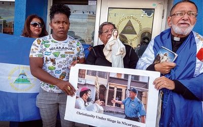 Nikaraguańczycy protestują przed konsulatem Nikaragui w Miami (USA) przeciwko represjom wobec Kościoła.