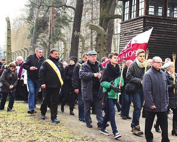 Z modlitwą przejdą obozowymi alejami.