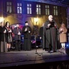 Bp Piotr Greger podczas wspólnej modlitwy.