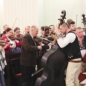 Członkowie kapel przed ołtarzem cieszyńskiej świątyni przygotowali się na okres wielkopostny. 