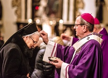 Abp Wojda posypał popiołem głowy uczestniczących we Mszy św.