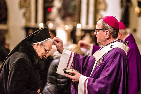 Abp Wojda posypał popiołem głowy uczestniczących we Mszy św.