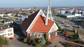 Nowoczesny kościół wzniesiono we wschodniej części miejscowości.