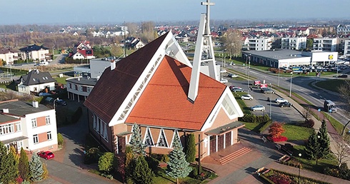 Nowoczesny kościół wzniesiono we wschodniej części miejscowości.