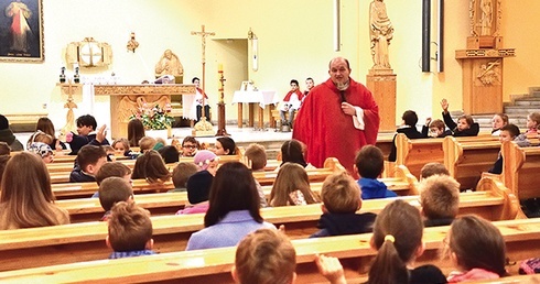 W piątkowych Mszach św.,  odprawianych przez ks. Jakuba Zinkę, dyrektora, bierze udział cała społeczność szkolna.