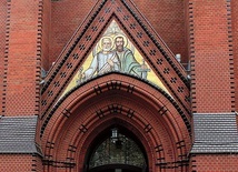 Mozaika przedstawiająca świętych apostołów Piotra i Pawła nad wejściem do świątyni.