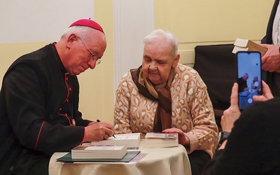 	Po publikację sięgają czytelnicy z całej diecezji. Przyjechali z różnych parafii, m.in. z Makowa, Kutna, Międzyborowa czy Łowicza.