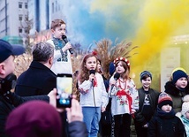 Ukraińskie dzieci występowały pod Urzędem Marszałkowskim Województwa Łódzkiego.