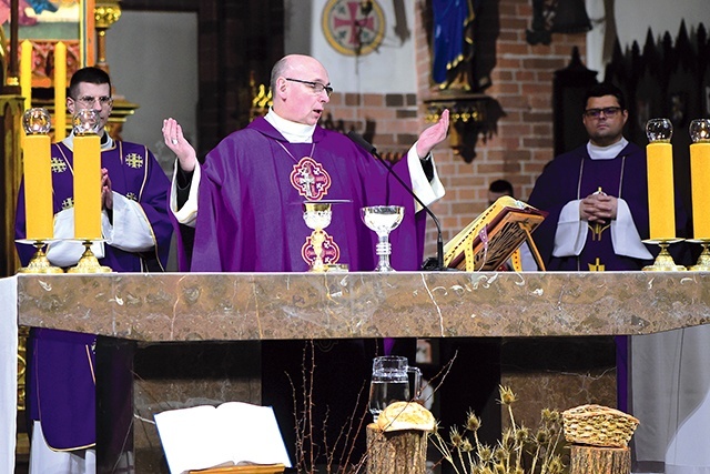 	Eucharystii w intencji pokoju przewodniczył bp Janusz Ostrowski.