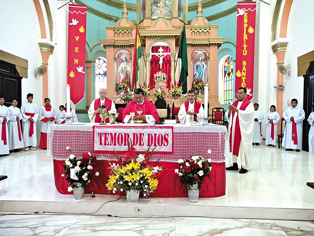 	Liturgia z bp. Aurelio Pesoa Riberą.