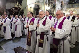 ▼	Podczas wydarzenia każdy mógł złożyć wielkopostną jałmużnę, wspierając leczenie Zosi Pająk, chorującej na SMA. Więcej o tym – za tydzień.