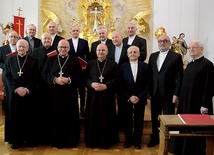 	Uhonorowani duchowni wraz z biskupami.