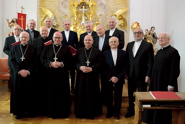 	Uhonorowani duchowni wraz z biskupami.