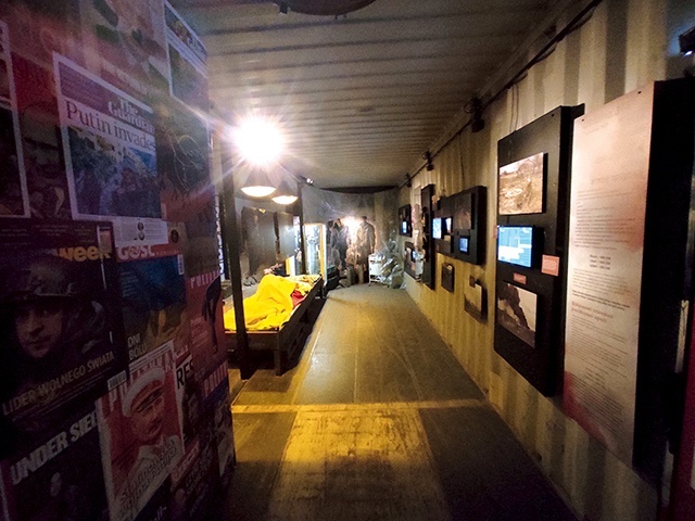 ▲	Zwiedzającym towarzyszą odgłosy walk, śpiewów liturgicznych i urywków reportaży z wojny.