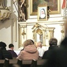 ▲	Wierni licznie uczestniczyli w nabożeństwie z modlitwą za przyczyną bł. s. Rosarii.