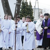 Szczątki męczennika wprowadził do świątyni jezuita ze Starej Wsi o. Antoni Drąg SJ.