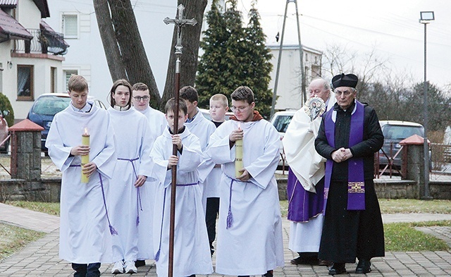 Szczątki męczennika wprowadził do świątyni jezuita ze Starej Wsi o. Antoni Drąg SJ.