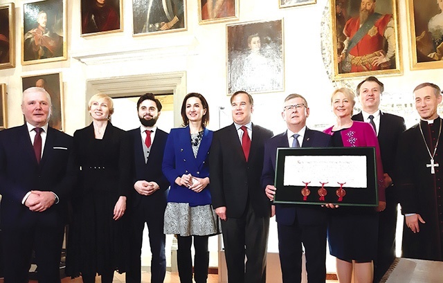 Uroczystość, podczas której ogłoszono zakup zabytków i doszło do symbolicznego podpisania aktu własności, odbyła się 13 lutego w tarnowskim ratuszu.