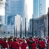 Naprzemienny ruch rąk i nóg wydaje się łatwy. Synchronizację kilku elementów, jak odbicie od podłoża, uścisk dłoni na rączce i odepchnięcie się z tyłu, można jednak stale poprawiać.