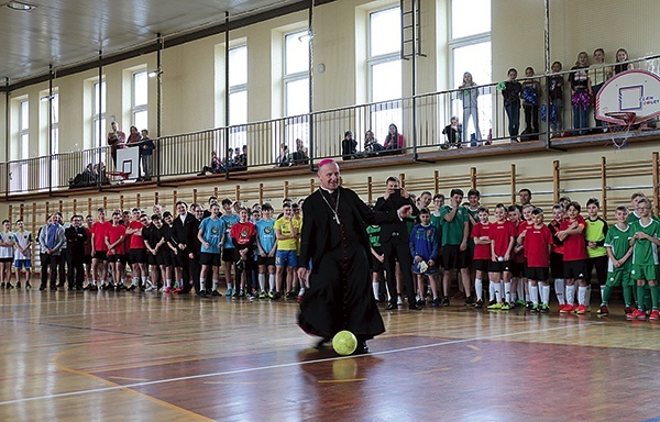 ▲	Turniej rozpoczął bp Marek Solarczyk.