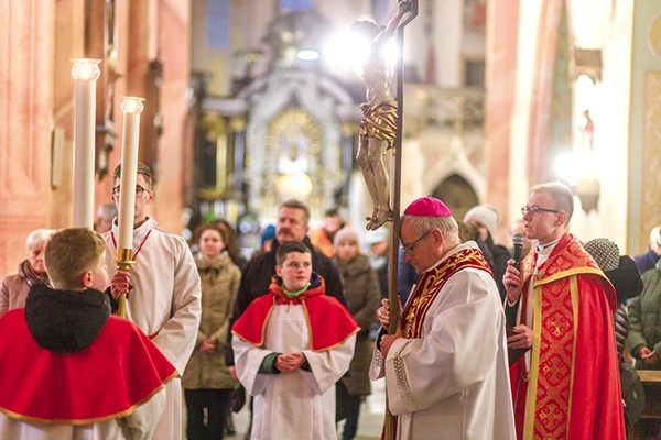 ▲	Drogę Krzyżową poprowadził ks. Arkadiusz Harbar, delegat ds. ochrony dzieci i młodzieży oraz dorosłych osób bezradnych w diecezji świdnickiej.