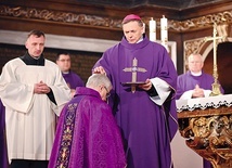 ▲	Pasterz diecezji świdnickiej jako pierwszy został posypany popiołem przez bp. Adama.